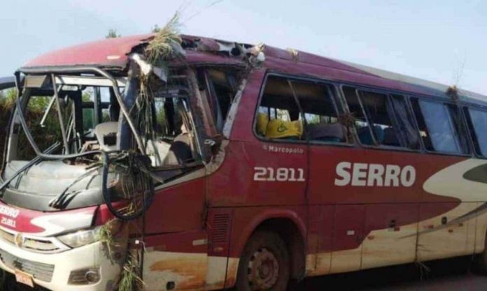 Ônibus da Serro choca contra barranco na MG-010, e deixa 11 feridos
