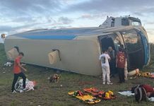 Ônibus tomba na BR-116/BA e deixa nove feridos, em Rafael Jambeiro Ônibus tomba na BR-116/BA e deixa nove feridos, em Rafael Jambeiro