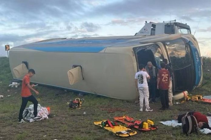 Ônibus tomba na BR-116/BA e deixa nove feridos, em Rafael Jambeiro