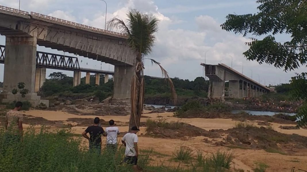Marinha resgata corpo de vítima na cabine de caminhão em ponte que desabou Marinha resgata corpo de vítima na cabine de caminhão em ponte que desabou