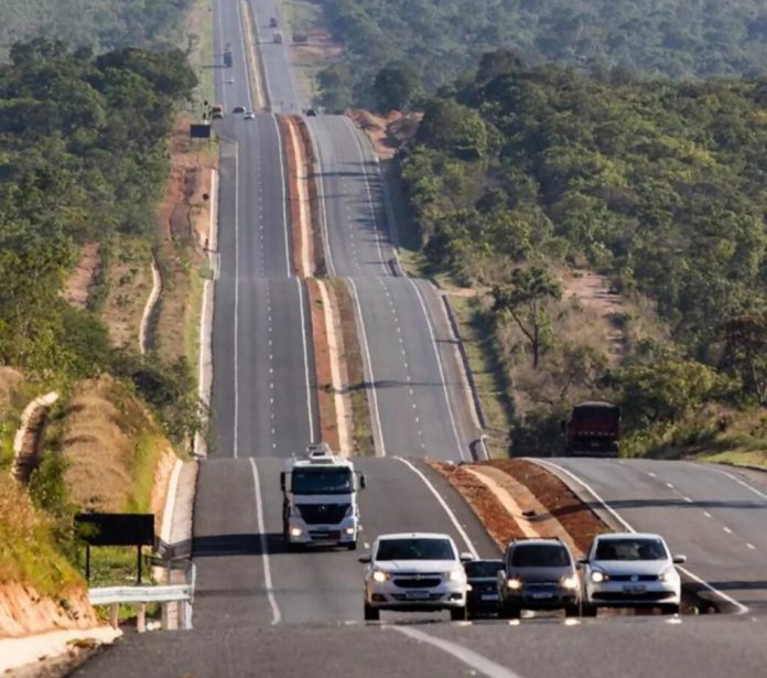 BR-135/MG fica interditada parcialmente devido a acidente entre carretas BR-135/MG fica interditada parcialmente devido a acidente entre carretas