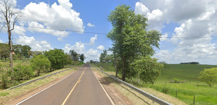 Obras alteram o tráfego em estrada vicinal, em Piquerobi (SP) Obras alteram o tráfego em estrada vicinal, em Piquerobi (SP)