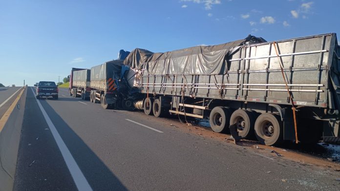 Caminhoneiro morre em colisão traseira na Raposo Tavares (SP-270) Caminhoneiro morre em colisão traseira na Raposo Tavares (SP-270)