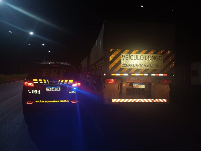 Condutor de bitrem é flagrado na BR-476/PR com "rebites" e dirigindo sem descanso Condutor de bitrem é flagrado na BR-476/PR com "rebites" e dirigindo sem descanso