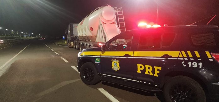 VÍDEO: Caminhoneiro é flagrado na BR-376/PR dirigindo por mais de 17 horas sem descanso VÍDEO: Caminhoneiro é flagrado na BR-376/PR dirigindo por mais de 17 horas sem descanso