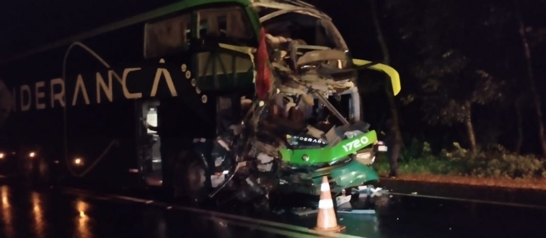 Acidente entre 2 ônibus deixa uma pessoa morta na BR-153, em Mara Rosa (GO) Acidente entre 2 ônibus deixa uma pessoa morta na BR-153, em Mara Rosa (GO)