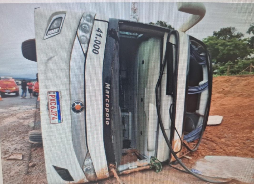 Ônibus de tombamento com morte na MGC-135 foi apreendido e tem 12 multas Ônibus de tombamento com morte na MGC-135 foi apreendido e tem 12 multas