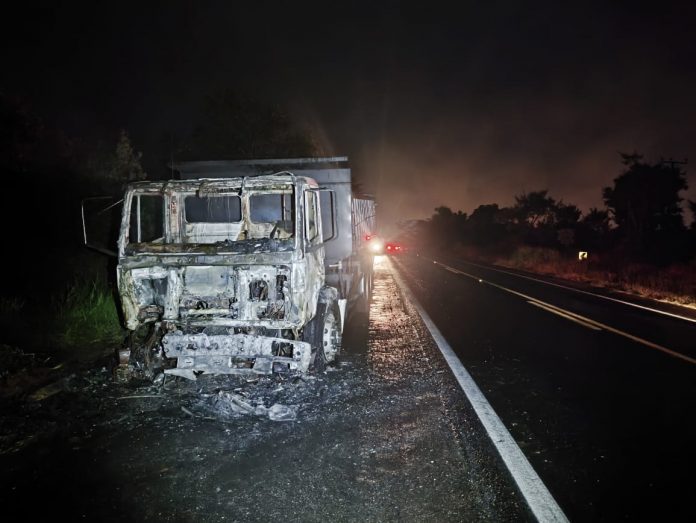 Motoqueiro morre carbonizado em colisão com caminhão na SP-477, em Rancharia Motoqueiro morre carbonizado em colisão com caminhão na SP-477, em Rancharia