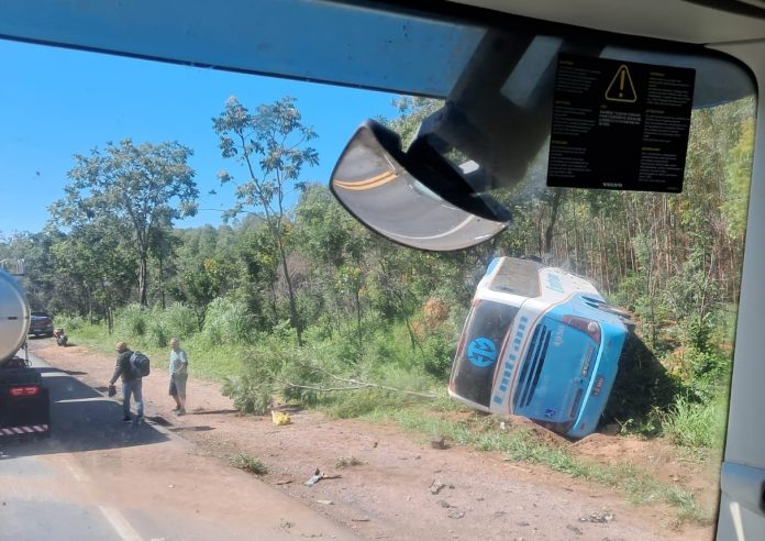 Colisão entre carro e ônibus da Emtram deixa um morto na BR-135/MG, em Joaquim Felício Colisão entre carro e ônibus da Emtram deixa um morto na BR-135/MG, em Joaquim Felício