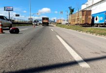 VÍDEO: Carreta bitrem atropela motoqueiro, que morre na BR-153/GO, em Goiânia Carreta bitrem atropela motoqueiro, que morre na BR-153/GO, em Goiânia