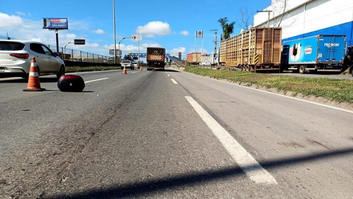 Carreta bitrem atropela motoqueiro, que morre na BR-153/GO, em Goiânia Carreta bitrem atropela motoqueiro, que morre na BR-153/GO, em Goiânia