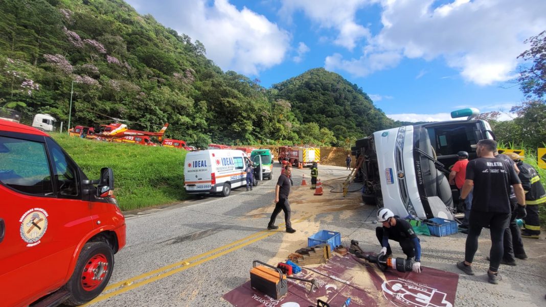 Motorista do ônibus que tombou na SC-418 não tinha exame toxicológico, curso obrigatório e dirigia sem descanso Motorista do ônibus que tombou na SC-418 não tinha exame toxicológico, curso obrigatório e dirigia sem descanso