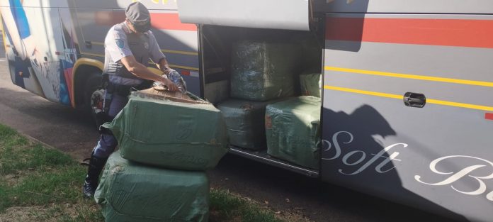 Produtos sem nota fiscal transportados em ônibus são apreendidos na SP-270 Produtos sem nota fiscal transportados em ônibus são apreendidos na SP-270