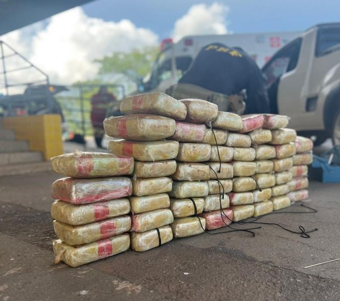 PRF apreende droga em veículo transportado por cegonha na BR-153/GO PRF apreende droga em veículo transportado por cegonha na BR-153/GO