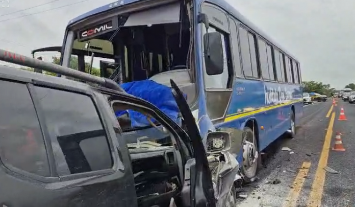 Acidente na BR-316/PI, entre camionete e ônibus, deixa um homem morto Acidente na BR-316/PI, entre camionete e ônibus, deixa um homem morto