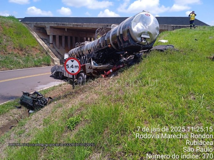 Caminhoneiro morre em tombamento de carreta na Marechal Rondon (SP-300) Caminhoneiro morre em tombamento de carreta na Marechal Rondon (SP-300)