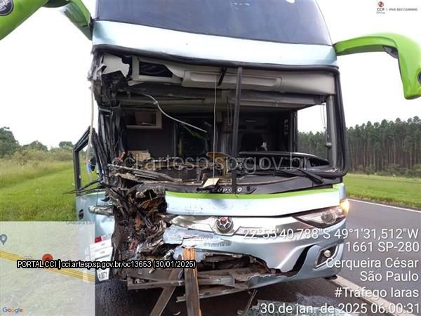 Motorista da Garcia cochila ao volante e colide ônibus na traseira de caminhão na SP-280 Motorista da Garcia cochila ao volante e colide ônibus na traseira de caminhão na SP-280