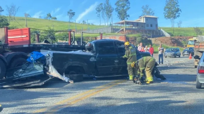 Acidente mata três pessoas na BR-381 e interdita via parcialmente, em Minas Acidente mata três pessoas na BR-381 e interdita via parcialmente, em Minas