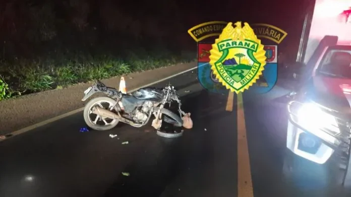 Motoqueiro morre em colisão contra camionete, na PR-090