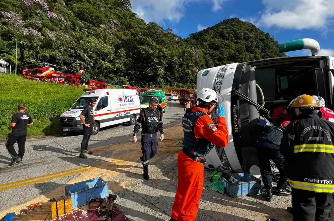 VÍDEO: Ônibus tomba na Serra Dona Francisca na SC-418 e deixa mais de 20 feridos VÍDEO: Ônibus tomba na Serra Dona Francisca na SC-418 e deixa mais de 20 feridos
