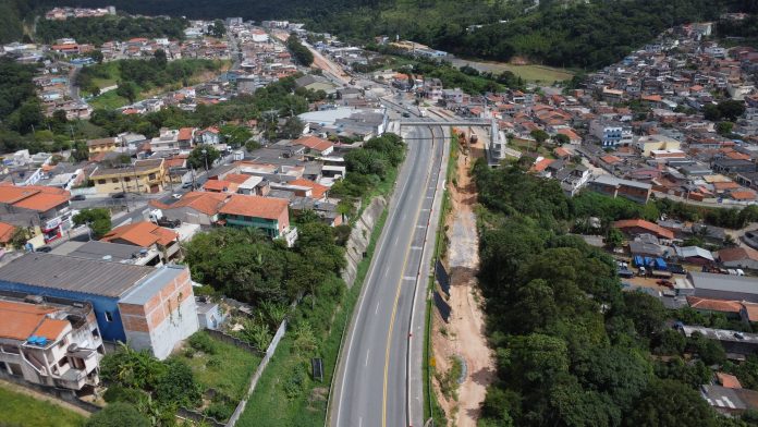 Obras de contenção na Raposo Tavares alteram o tráfego, em Alumínio (SP) Obras de contenção na Raposo Tavares alteram o tráfego, em Alumínio (SP)