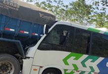 Acidente entre micro-ônibus e caminhão deixa 10 feridos na BR-135/SE Acidente entre micro-ônibus e caminhão deixa 10 feridos na BR-135/SE