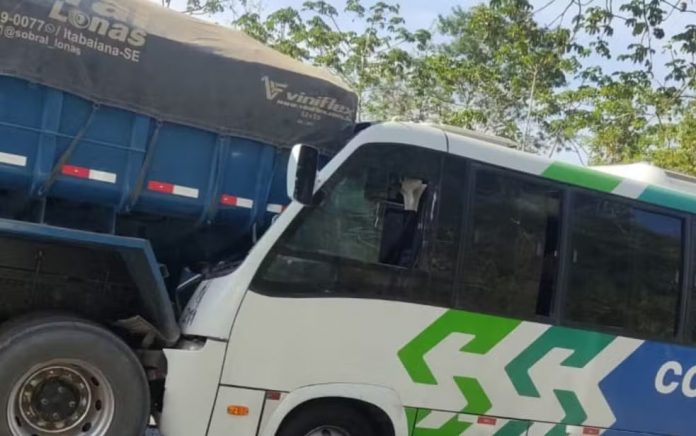 Acidente entre micro-ônibus e caminhão deixa 10 feridos na BR-135/SE Acidente entre micro-ônibus e caminhão deixa 10 feridos na BR-135/SE