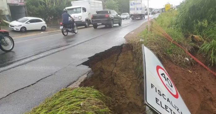 Trecho da BR-101/BA está parcialmente interditado após fortes chuvas Trecho da BR-101/BA está parcialmente interditado após fortes chuvas