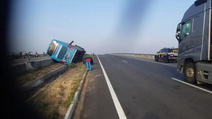 Ônibus da Viação Progresso tomba na BR-101/AL e deixa feridos Ônibus da Viação Progresso tomba na BR-101/AL e deixa feridos