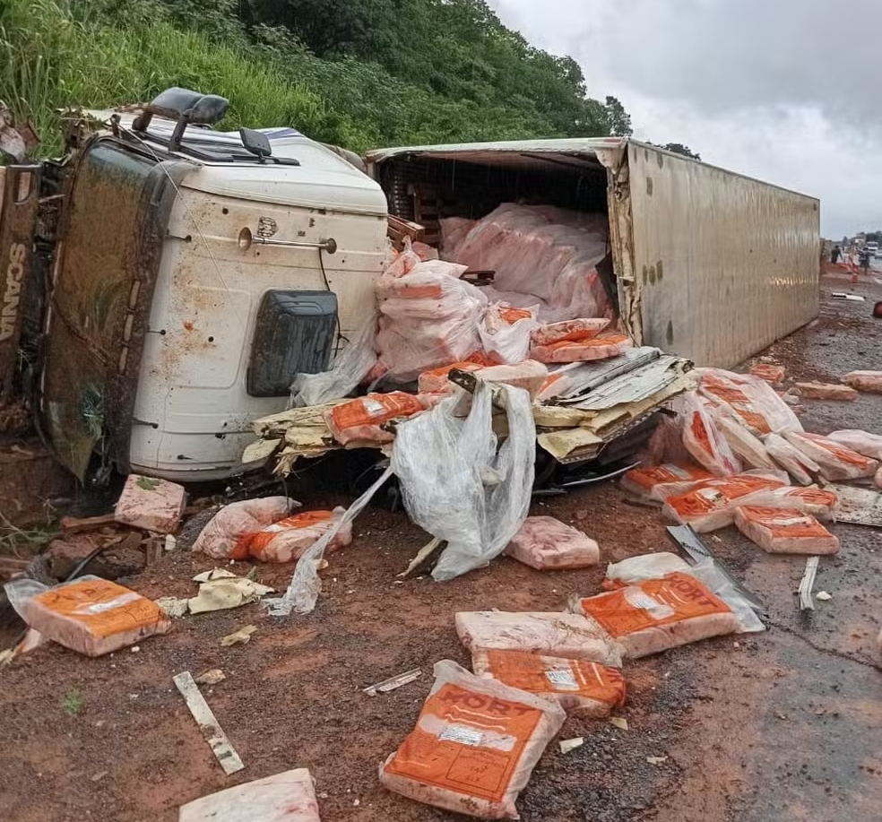 Caminhoneiro morre em tombamento de carreta na BR-135/MG, em Montes Claros