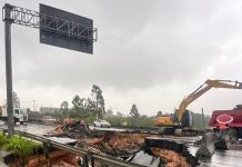 VÍDEO: BR-101/SC está interditada nos dois sentidos no km 182, em Biguaçu VÍDEO: BR-101/SC está interditada nos dois sentidos no km 182, em Biguaçu