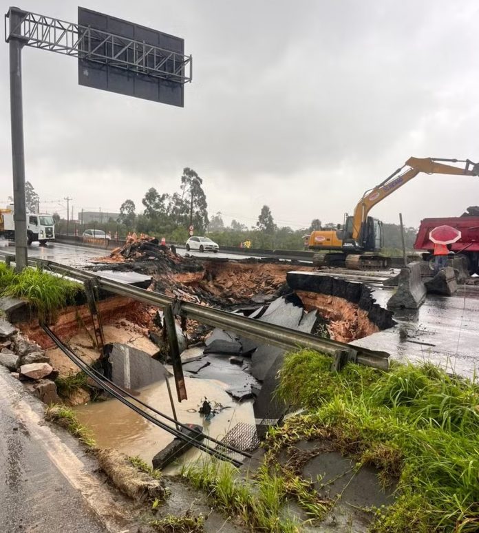VÍDEO: BR-101/SC está interditada nos dois sentidos no km 182, em Biguaçu
