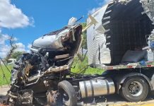 Menor dirigindo carreta na BR-116//MG, bate em outra carreta e provoca morte do pai Menor dirigindo carreta na BR-116//MG, bate em outra carreta e provoca morte do pai