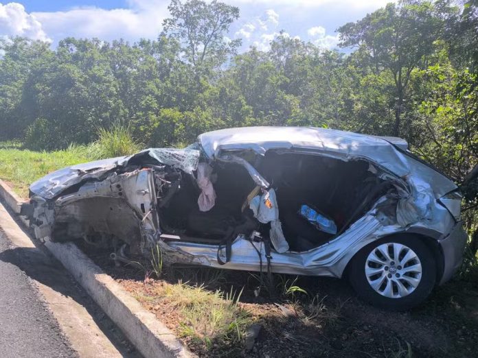 Acidente envolvendo carreta com carga superdimensionada deixa feridos na BR-135/MG Acidente envolvendo carreta com carga superdimensionada deixa feridos na BR-135/MG