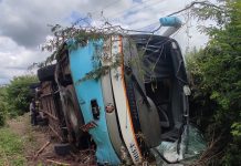 Ônibus da Emtram com 30 multas tomba na BA-161 e deixa três passageiros feridos Ônibus da Emtram com 30 multas tomba na BA-161 e deixa três passageiros feridos