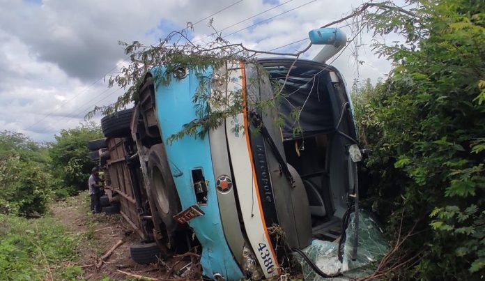 Ônibus da Emtram com 30 multas tomba na BA-161 e deixa três passageiros feridos Ônibus da Emtram com 30 multas tomba na BA-161 e deixa três passageiros feridos