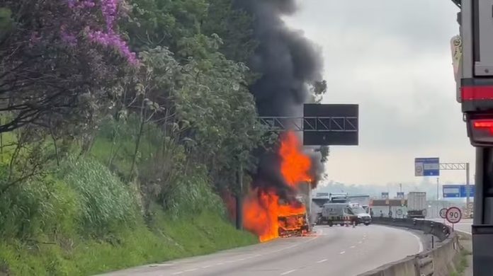 Incêndio em carreta-baú interdita a Via Dutra, em Jacareí (SP) Incêndio em carreta-baú interdita a Via Dutra, em Jacareí (SP)