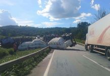 Caminhoneiro morre em tombamento na BR-262/MG, em Conceição do Pará Caminhoneiro morre em tombamento na rodovia BR-262/MG, em Conceição do Pará, na região Centro-Oeste de Minas