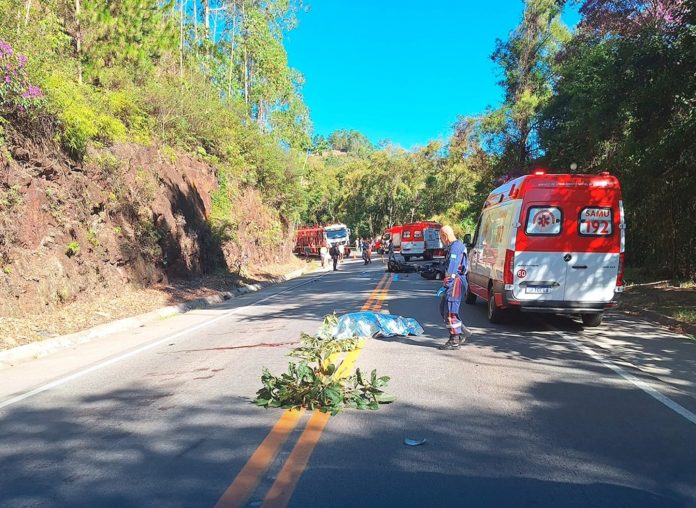 Motoqueiros morrem e outros dois ficam feridos em colisão entre motos na BR-262/ES Motoqueiros morrem e outros dois ficam feridos em colisão entre motos na BR-262/ES