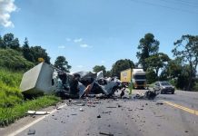 Colisão de van contra caminhão-baú deixa casal morto na BR-277/PR Colisão de van contra caminhão-baú deixa casal morto na BR-277/PR