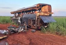 Ônibus com estudantes bate em carreta e deixa 12 mortos, em estrada de Nuporanga (SP) Ônibus com estudantes bate em carreta e deixa 12 mortos, em estrada de Nuporanga (SP)