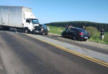 Três pessoas morrem em colisão com caminhão-baú na BR-290/RS Três pessoas morrem em colisão com caminhão-baú na BR-290/RS