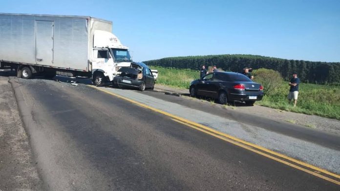Três pessoas morrem em colisão com caminhão-baú na BR-290/RS