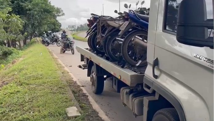 VÍDEO: Operação Duas Rodas apreende 24 motos e multa 113 motoqueiros, na BR-153/GO VÍDEO: Operação Duas Rodas apreende 24 motos e multa 113 motoqueiros, na BR-153/GO