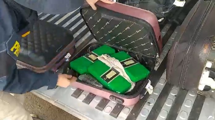 VÍDEO: Foragido da justiça é preso em ônibus na BR-480/SC com 28kg de drogas