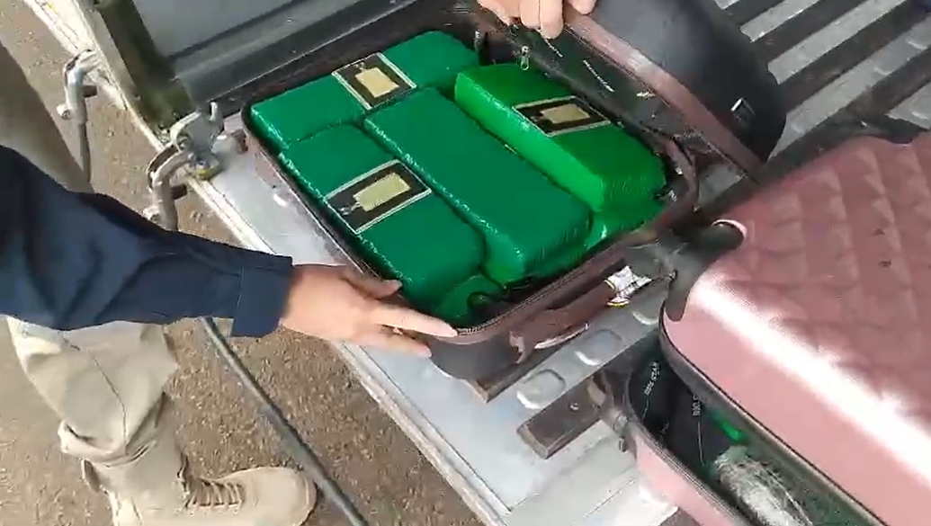 VÍDEO: Foragido da justiça é preso em ônibus na BR-480/SC com 28kg de drogas