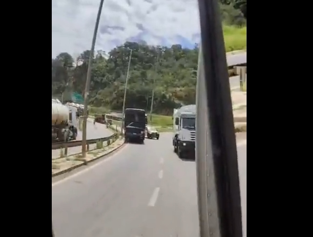VÍDEO: Caminhoneiro flagra ônibus na contramão na BR-381/MG, em Ravena VÍDEO: Caminhoneiro flagra ônibus na contramão na BR-381/MG, em Ravena