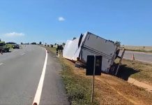 VÍDEO: Carreta tomba na BR-050/GO e parte da carga de cigarro é saqueada VÍDEO: Carreta tomba na BR-050/GO e parte da carga de cigarro é saqueada