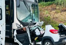 Colisão frontal entre carro e ônibus deixa mulher gravemente ferida, na BR-116/RS Colisão frontal entre carro e ônibus deixa mulher gravemente ferida, na BR-116/RS
