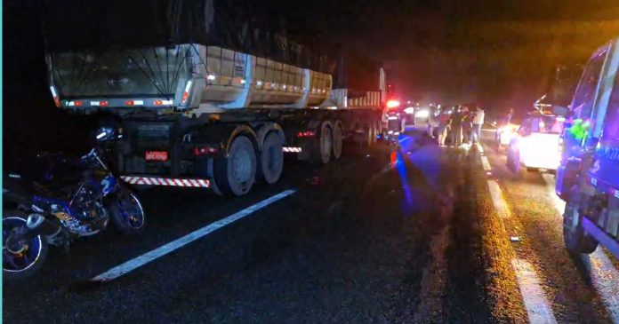 Motoqueiro morre em acidente com carreta na BR-277, no Litoral do Paraná Motoqueiro morre em acidente com carreta na BR-277, no Litoral do Paraná